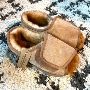 NWT Hammacher Schlemmer The Lady's Adjustable Sheepskin Slippers Shoes Large
